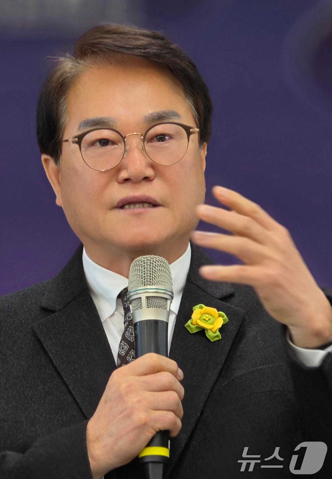 본문 이미지 - 막말 논란을 빚은 김하수 청도군수가 지난 13일 군청에서 기자회견을 하고 있다. 2026.1.13/뉴스1 ⓒ News1 정우용 기자