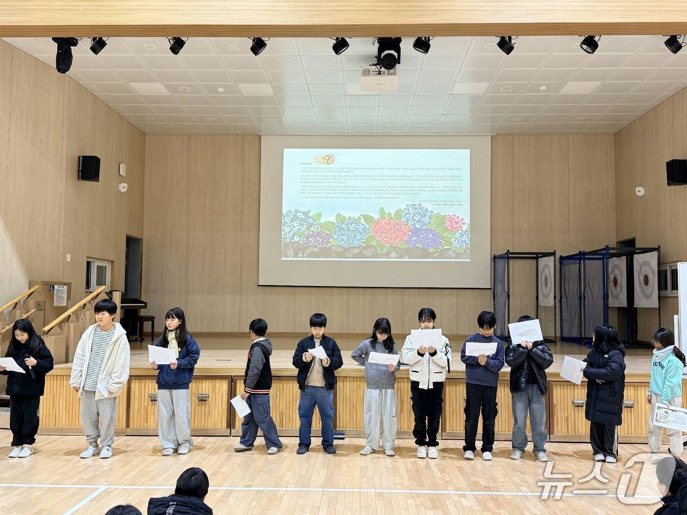 본문 이미지 - 지난 8일 열린 하도초 춢판기념회. /뉴스1