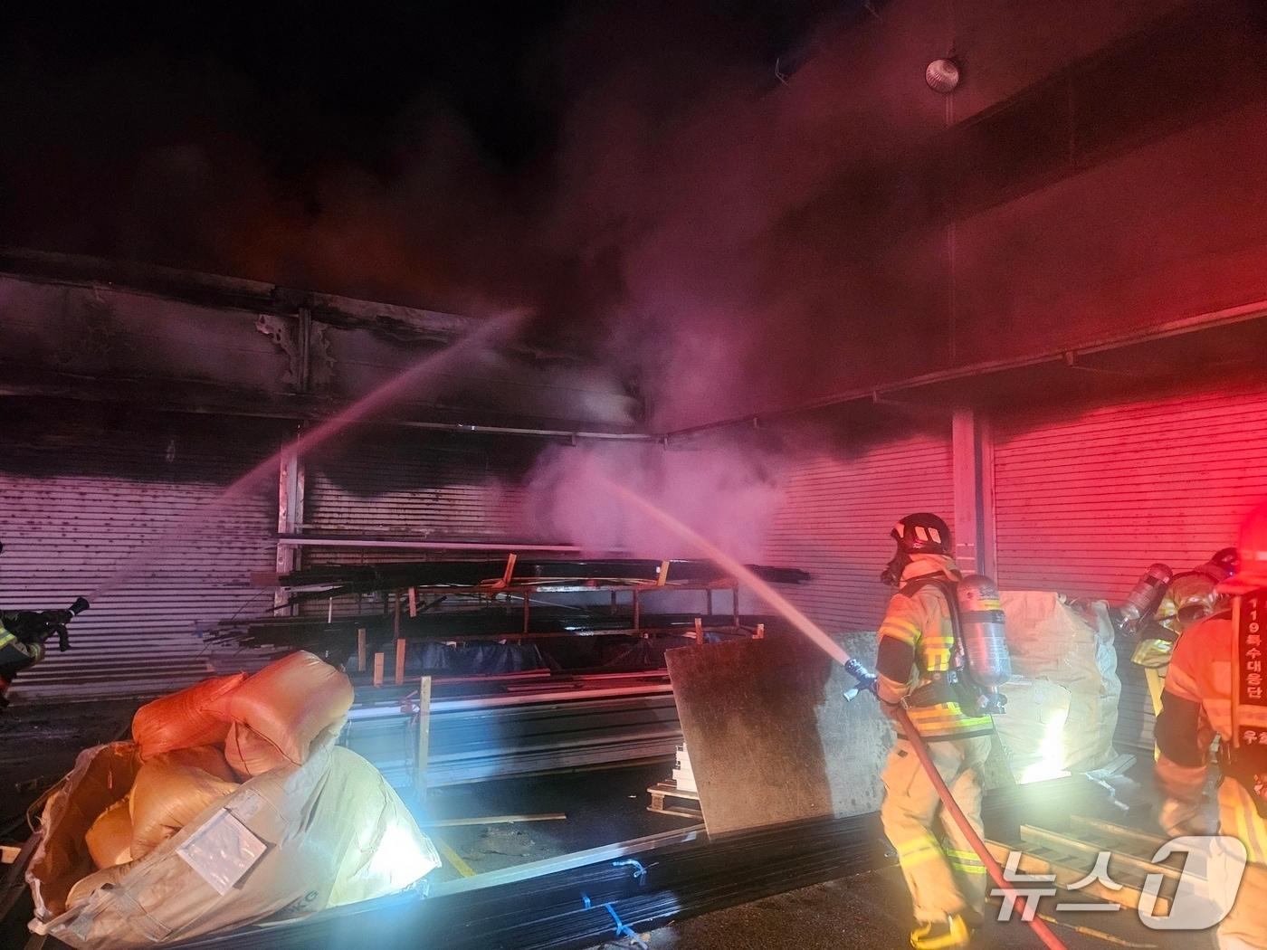 본문 이미지 - 13일 오전 5시 43분께 전북 완주군 봉동읍의 한 공장 작업장에서 불이 났다.(완주소방서 제공. 재판매 및 DB금지)