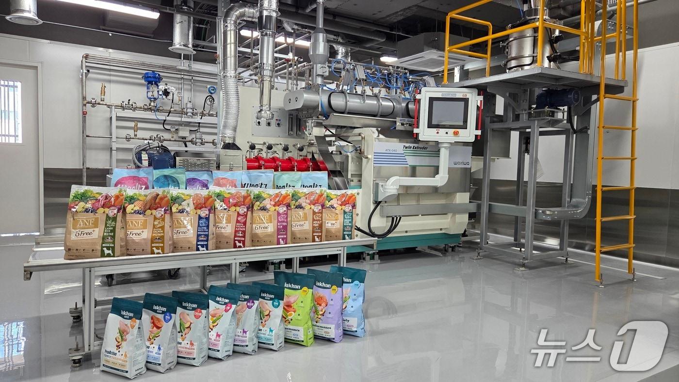 우리와 펫푸드 연구소에 설치된 익스트루더 ⓒ 뉴스1