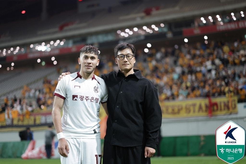 본문 이미지 - 2026년 수원 삼성에서도 인연을 이어가는 이정효 감독(오른쪽)과 헤이스. (한국프로축구연맹 제공)