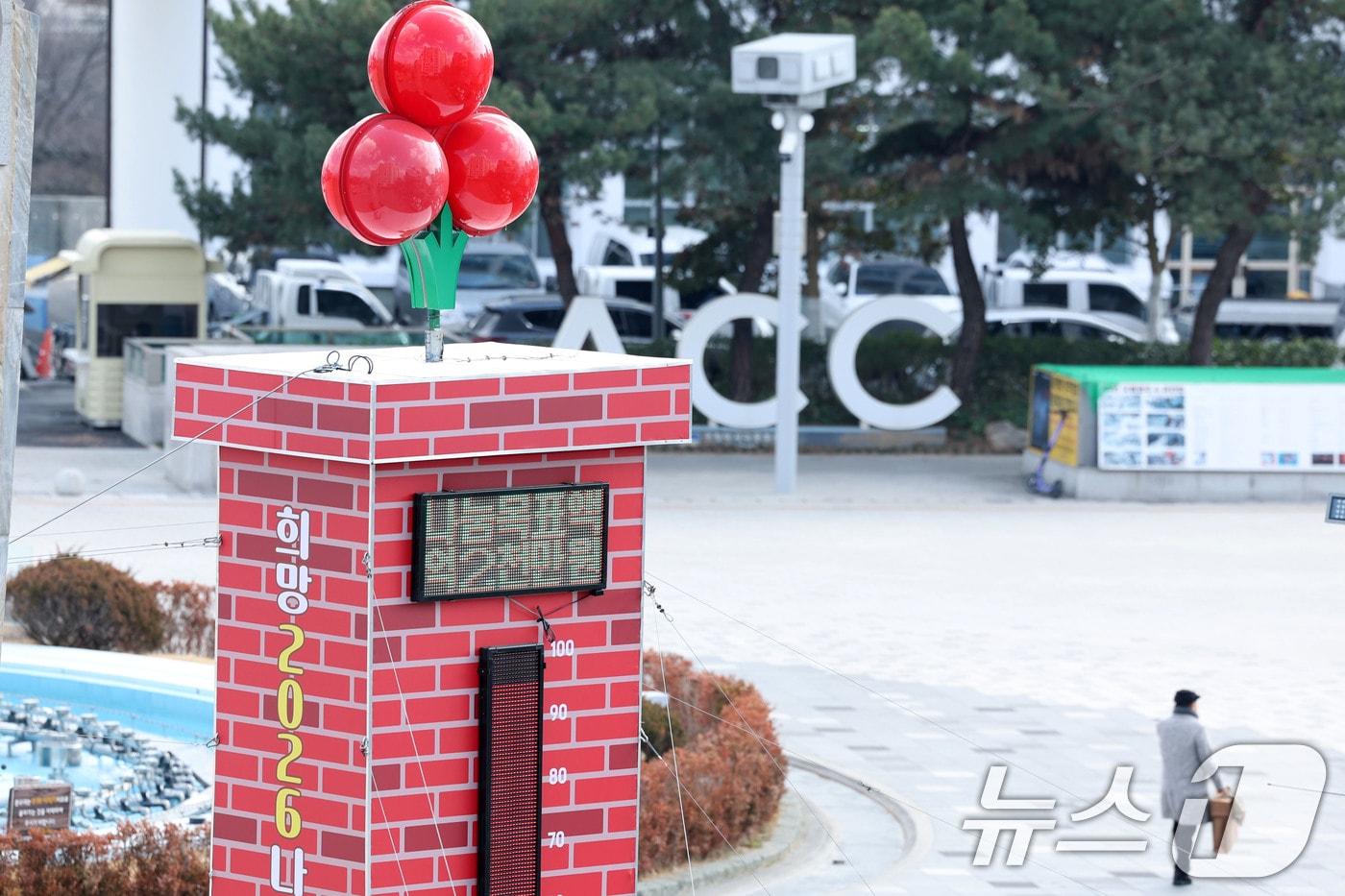 본문 이미지 - 13일 오후 광주 동구 5·18민주광장에 설치된 사랑의 온도탑 수은주가 90도를 넘어 100도를 향해 올라가고 있다. 희망2026 나눔캠페인은 모금 목표액 1%가 달성될 때마다 온도탑의 온도가 1도씩 올라간다.  2026.1.13/뉴스1 ⓒ News1 이승현 기자