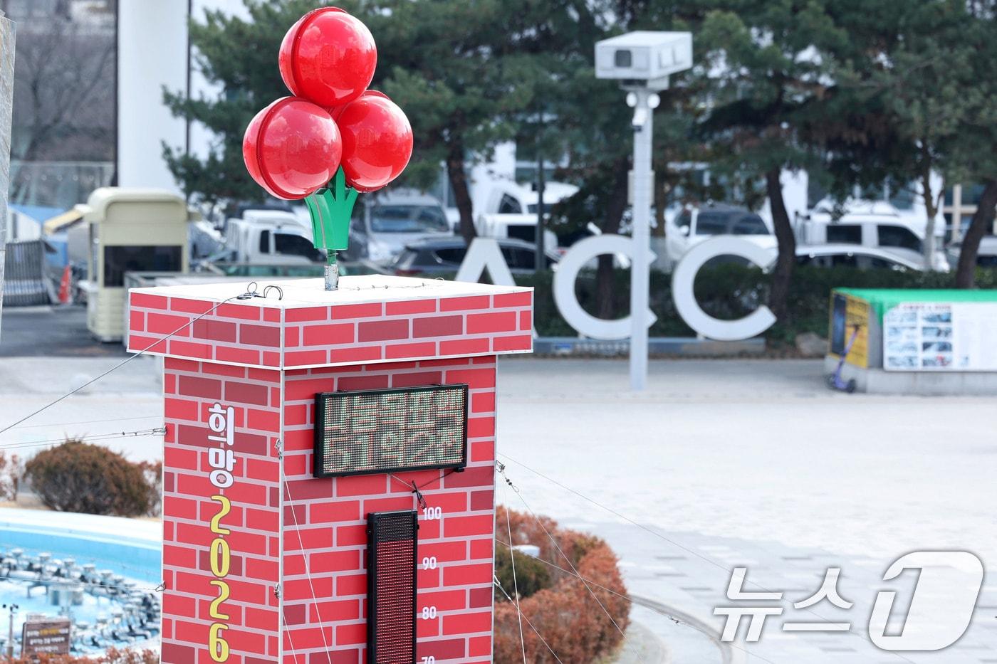 본문 이미지 - 13일 오후 광주 동구 5·18민주광장에 설치된 사랑의 온도탑 수은주가 90도를 넘어 100도를 향해 올라가고 있는 모습. 2026.1.13/뉴스1 ⓒ News1 이승현 기자