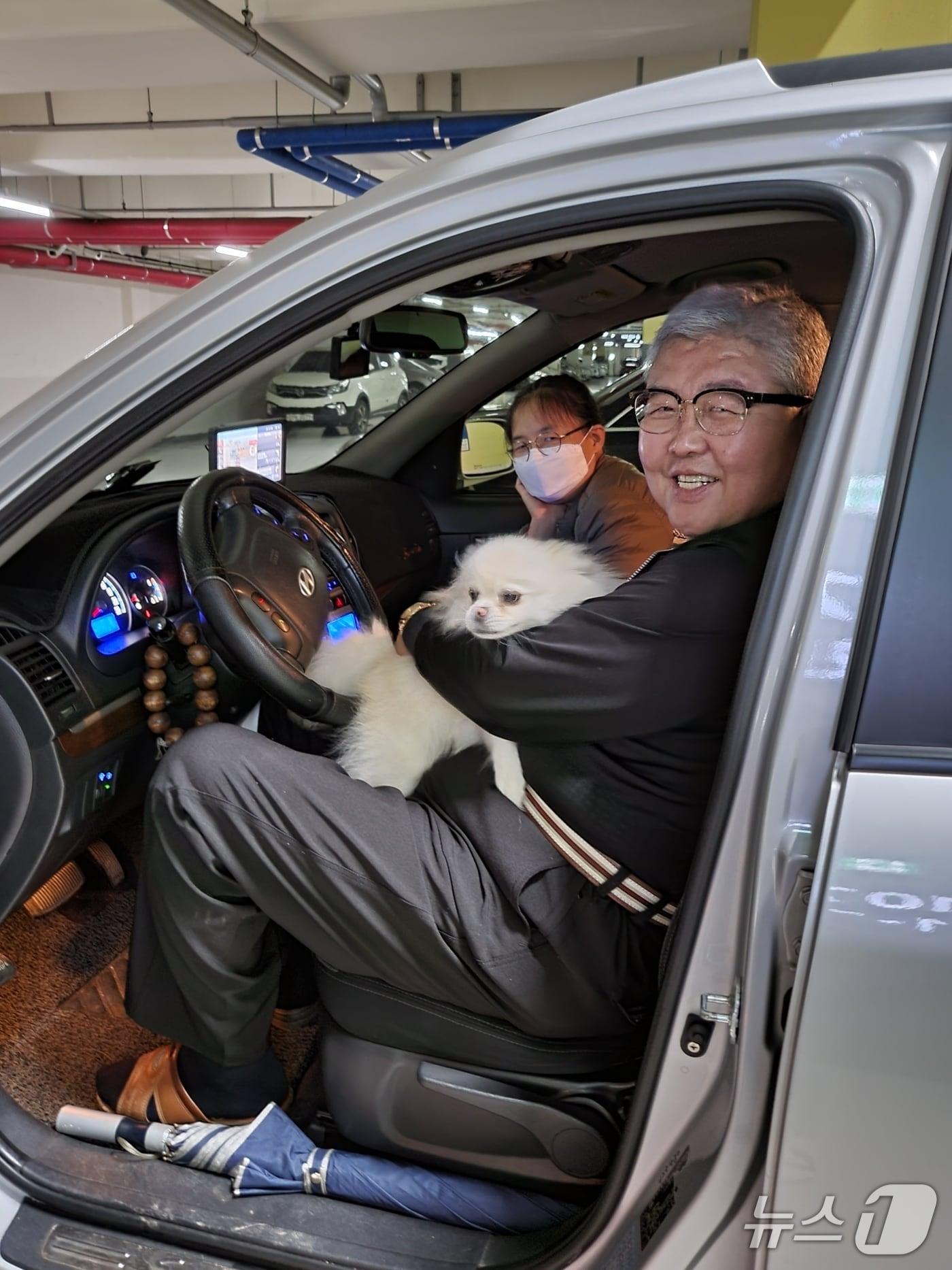 본문 이미지 - 교통사고로 의식을 잃고 쓰러져 뇌사 상태에 이른 50대 남성이 장기기증으로 3명에 새 삶을 전하고 세상을 떠났다. 사진의 앞측 남성이 기증자 박용신 씨.(59)(한국장기조직기증원 제공)