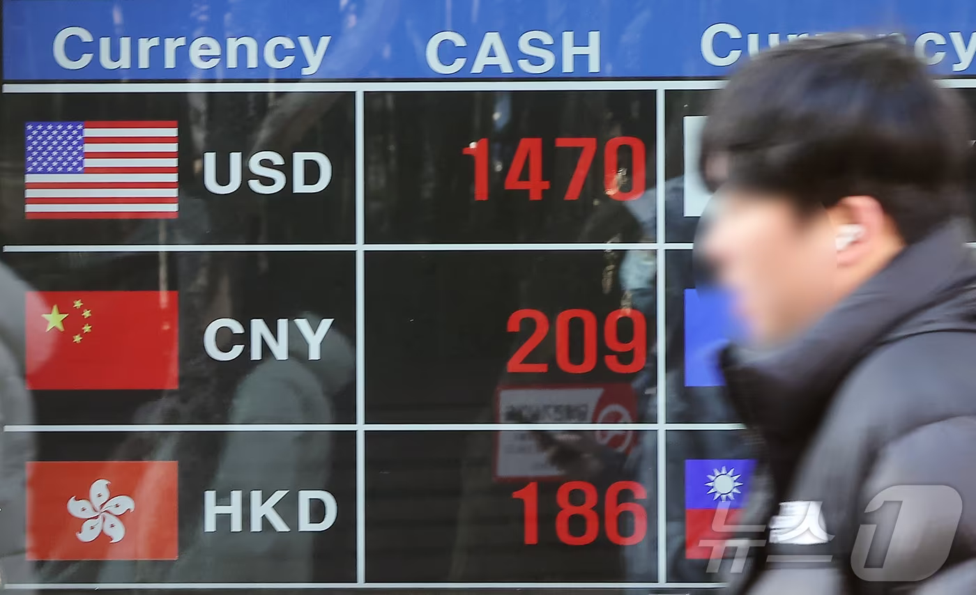 외환당국의 개입에도 불구하고 원·달러 환율이 다시 상승세를 보였다. 13일 오전 환율은 1472.9원으로 장중 1470원을 돌파했다. 엔화 약세, 지정학적 리스크(이란·그린란드·베네수엘라 이슈), 국내 투자자들의 해외주식 매수 확대가 원화 약세를 부추기는 요인으로 꼽힌다. 사진은 이날 서울 중구 명동 환전소 전광판에 나오는 원·달러 환율 시세. 2026.1.13/뉴스1 ⓒ News1 김진환 기자