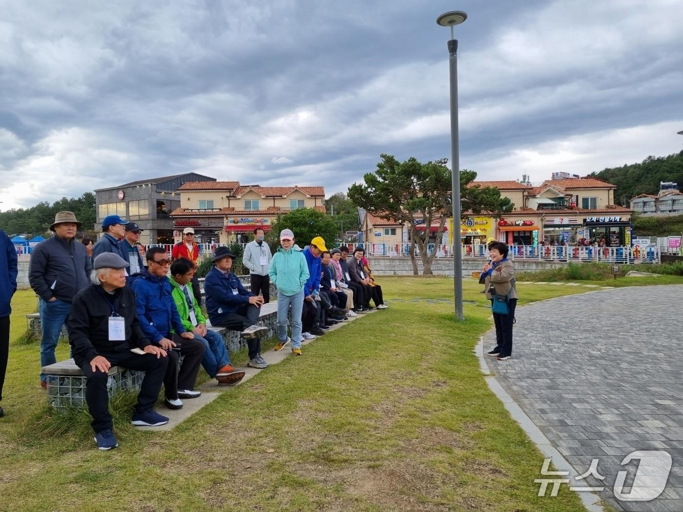 본문 이미지 - 추암해변 문화관광해설사.(동해시 제공, 재판매 및 DB 금지) 2026.1.13/뉴스1