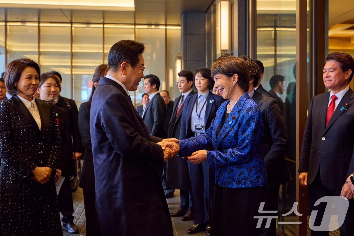 이재명 대통령이 13일 일본 나라현 회담장에서 열린 확대 회담에 앞서 마중 나온 다카이치 사나에 일본 총리와 악수하고 있다. (공동취재) 2026.1.13/뉴스1 ⓒ News1 이재명 기자