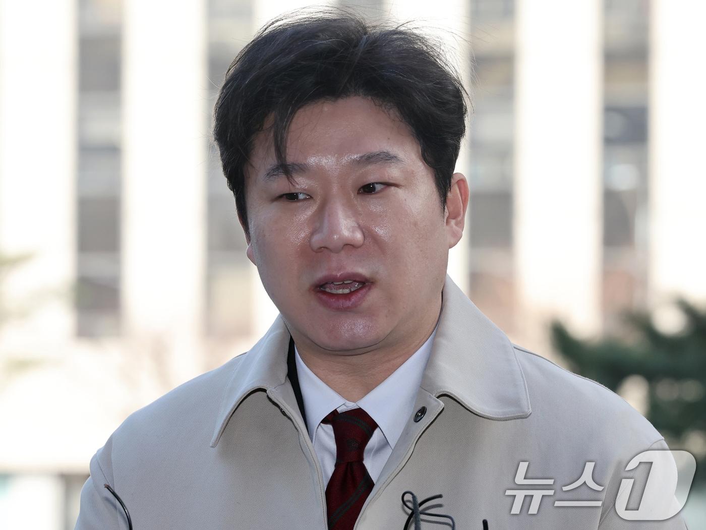 본문 이미지 - 진종오 국민의힘 의원이 13일 오후 서울 마포구 서울경찰청 공공범죄수사대에서 김경 서울시의원의 '공천 헌금' 의혹과 관련한 고발인 신분으로 출석, 입장을 밝히고 있다. 2026.1.13/뉴스1 ⓒ News1 황기선 기자