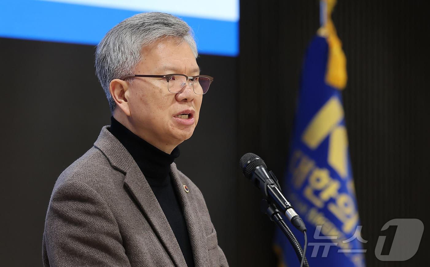 본문 이미지 - 김택우 대한의사협회 회장이 지난 13일 서울 용산구 의협회관에서 열린 '정부 의사인력수급추계의 문제점과 대안' 공동기획세미나에서 인사말을 하고 있다. /뉴스1 ⓒ News1 김성진 기자