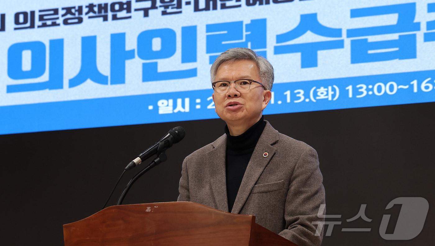 김택우 대한의사협회 회장이 13일 서울 용산구 의협회관에서 열린 '정부 의사인력수급추계의 문제점과 대안' 공동기획세미나에서 인사말을 하고 있다. 2026.1.13/뉴스1 ⓒ News1 김성진 기자