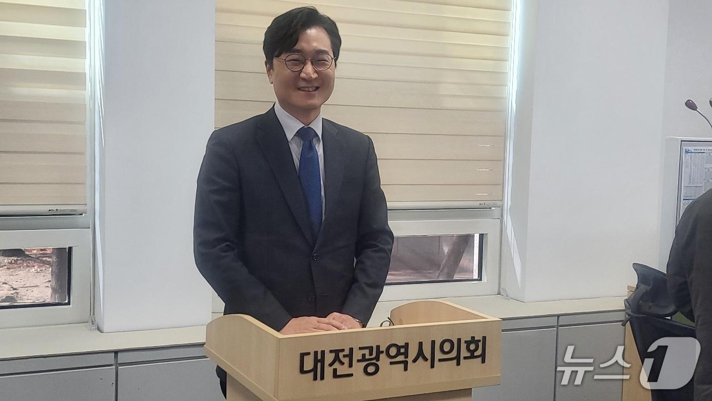 본문 이미지 - 장철민 의원이 13일 오후 대전시의회 기자실에서 대전과 충남 통합을 위한 5대 선결과제를 발표하고 있다. 박종명 기자 / 뉴스1