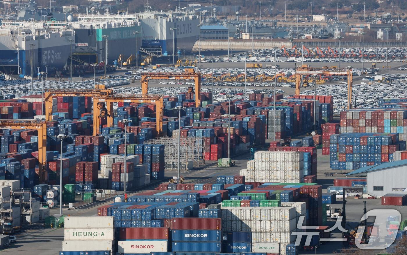 본문 이미지 -  13일 경기 평택시 포승읍 평택항에 수출용 컨테이너가 쌓여있는 모습(자료사진). 2026.1.13/뉴스1 ⓒ News1 김영운 기자