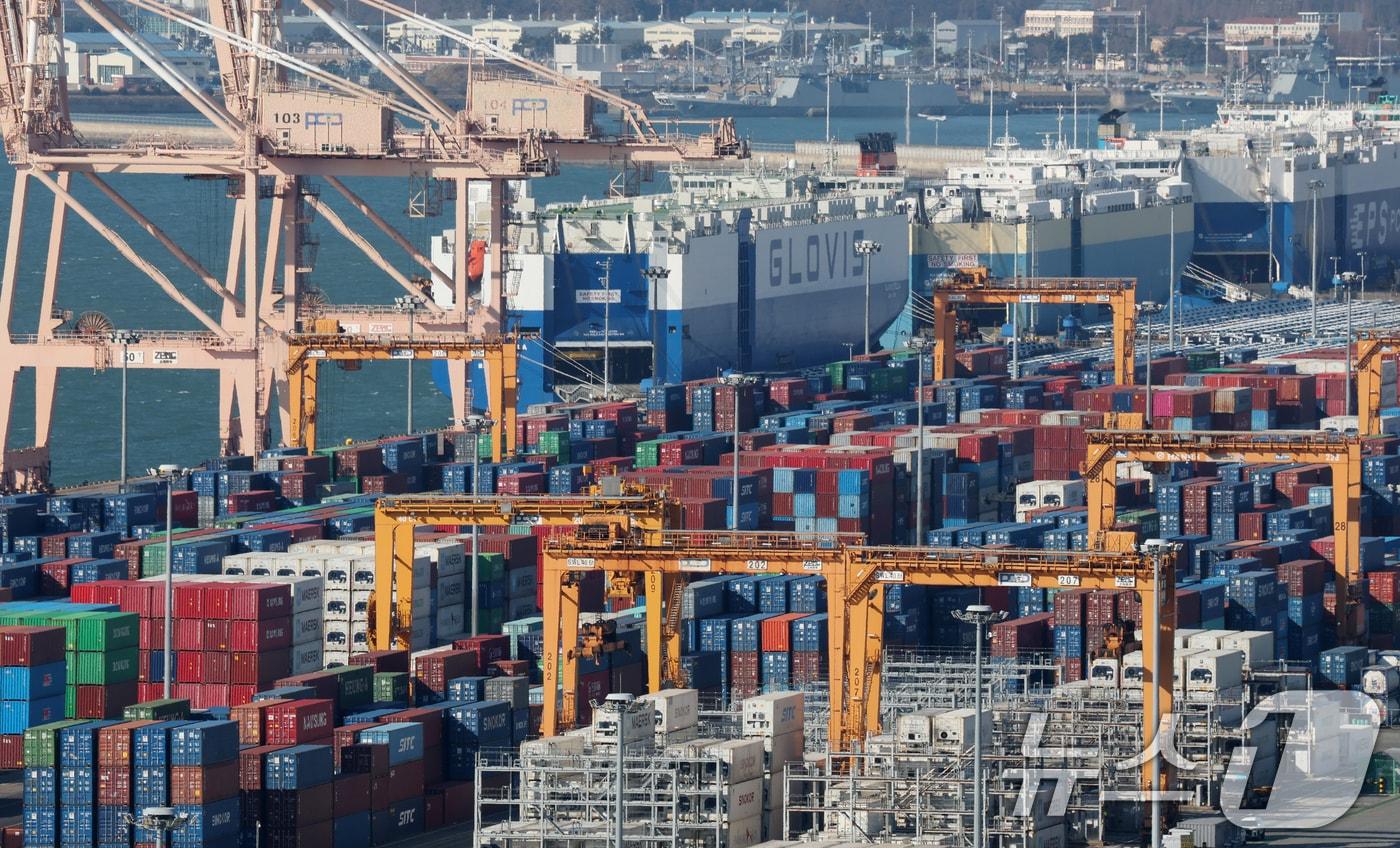 본문 이미지 - 13일 경기 평택시 포승읍 평택항에 수출용 컨테이너가 쌓여있는 모습. 2026.1.13/뉴스1 ⓒ News1 김영운 기자