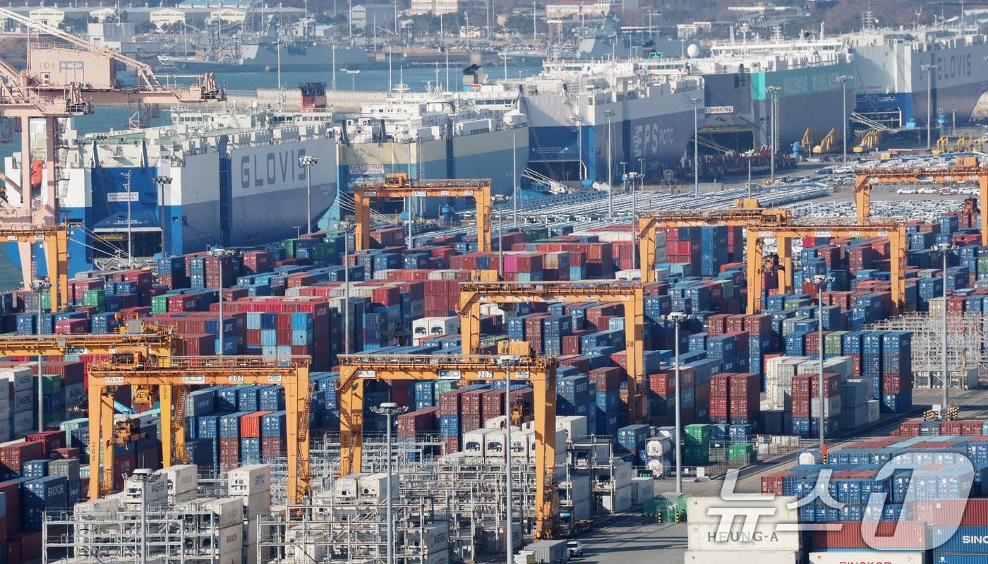 본문 이미지 - 사진은 13일 경기 평택시 포승읍 평택항에 수출용 컨테이너가 쌓여있는 모습. 2026.1.13/뉴스1 ⓒ News1 김영운 기자