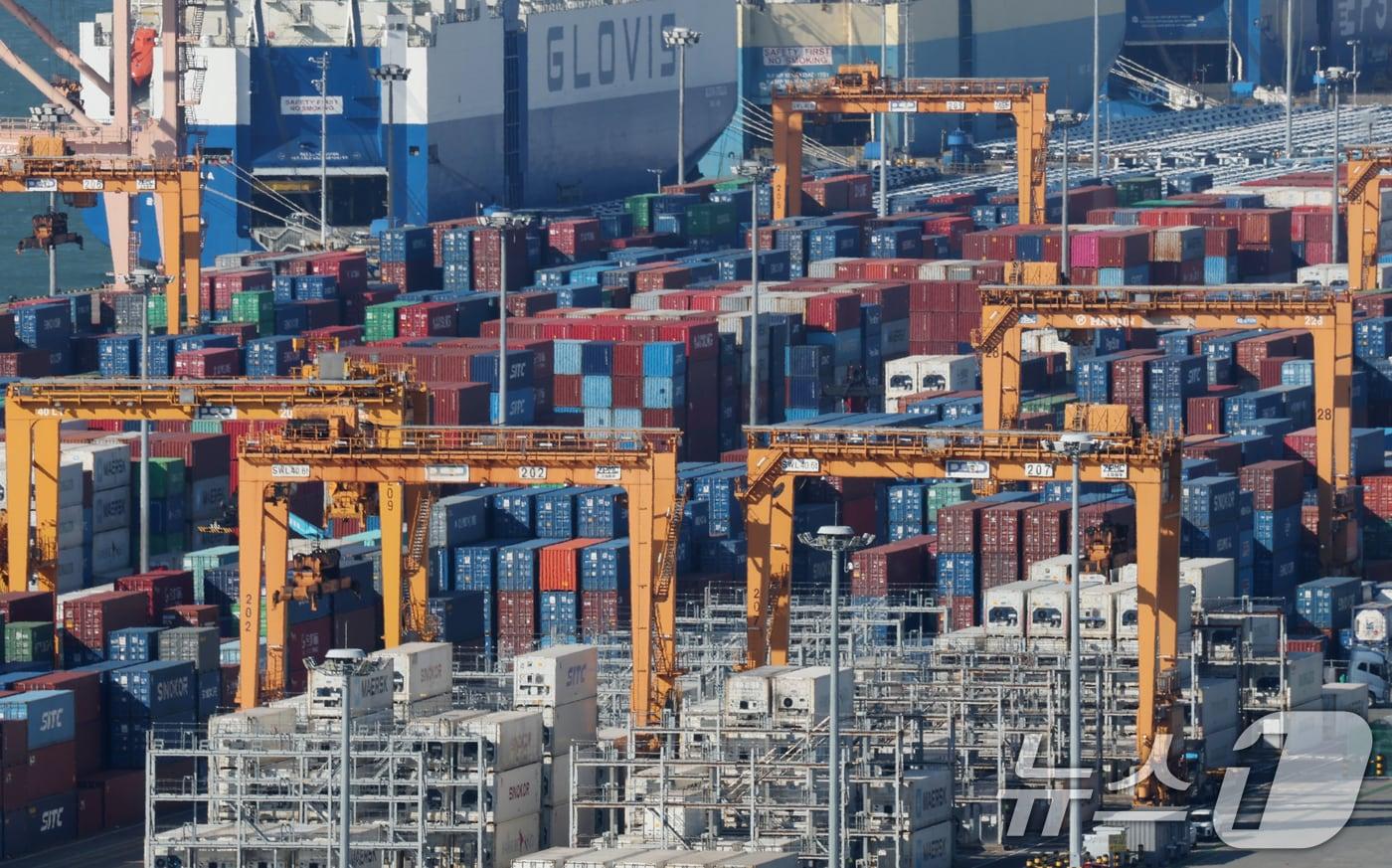 본문 이미지 - 경기 평택시 포승읍 평택항에 수출용 컨테이너가 쌓여있는 모습. 2026.1.13/뉴스1 ⓒ News1 김영운 기자