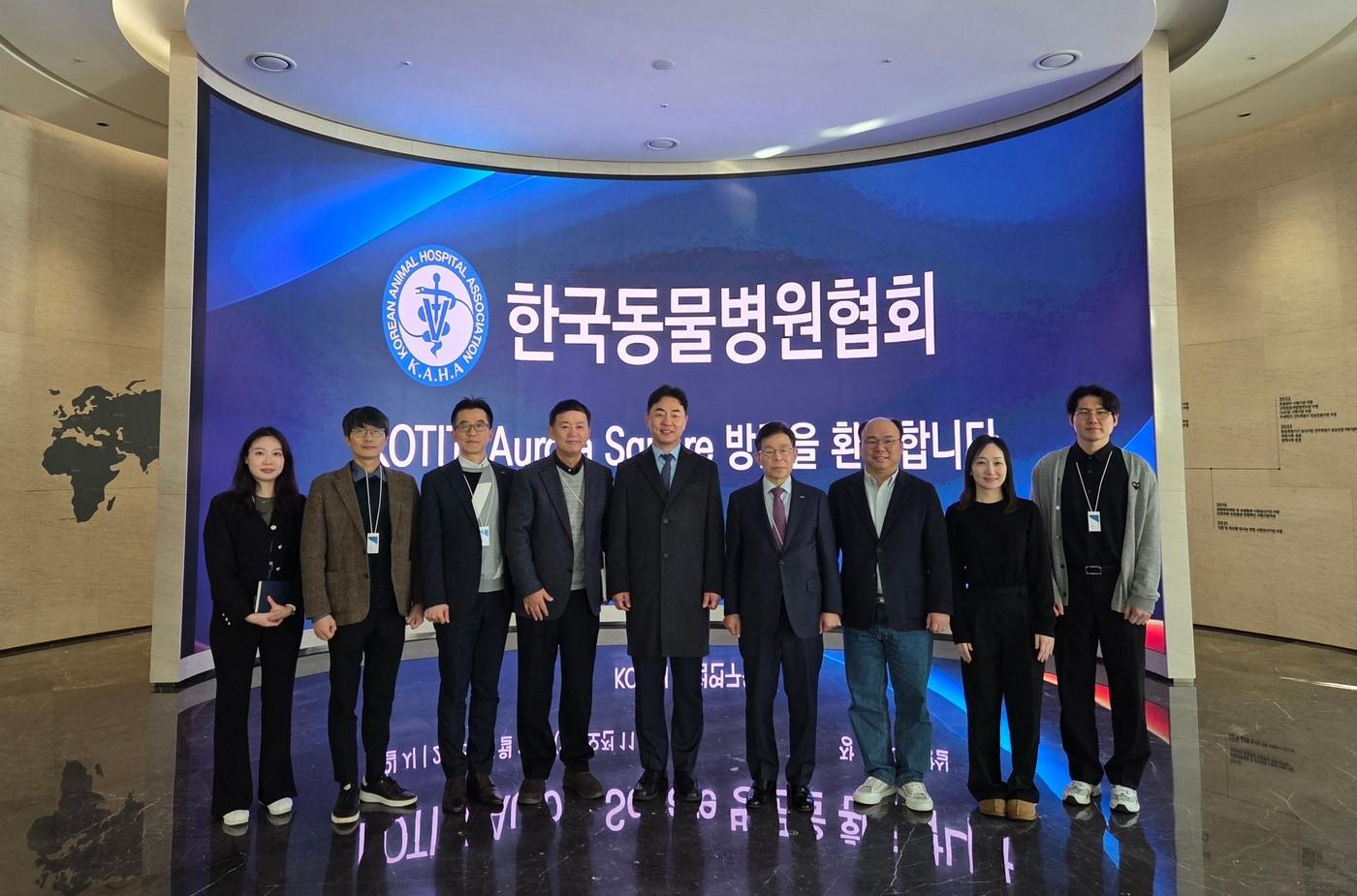 KOTITI시험연구원과 한국동물병원협회 관계자들이 반려동물 제품 품질 표준화와 안전성 강화를 위한 3차 실무회의를 열고 기념 사진을 찍고 있다. 코티티시험연구원 박기연 반려동물사업단 연구원(왼쪽부터), 전민권 소비재사업본부 국방공공사업팀 팀장, 정우진 소비재사업본부 본부장, 김숙래 반려동물사업단장, 최이돈 한국동물병원협회 회장, 이상락 코티티시험연구원장, 오이세 한국동물병원협회 부회장, 박진영 한국동물병원협회 과장, 김문경 코티티시험연구원 제품인증센터 인증운영팀장 ⓒ 뉴스1