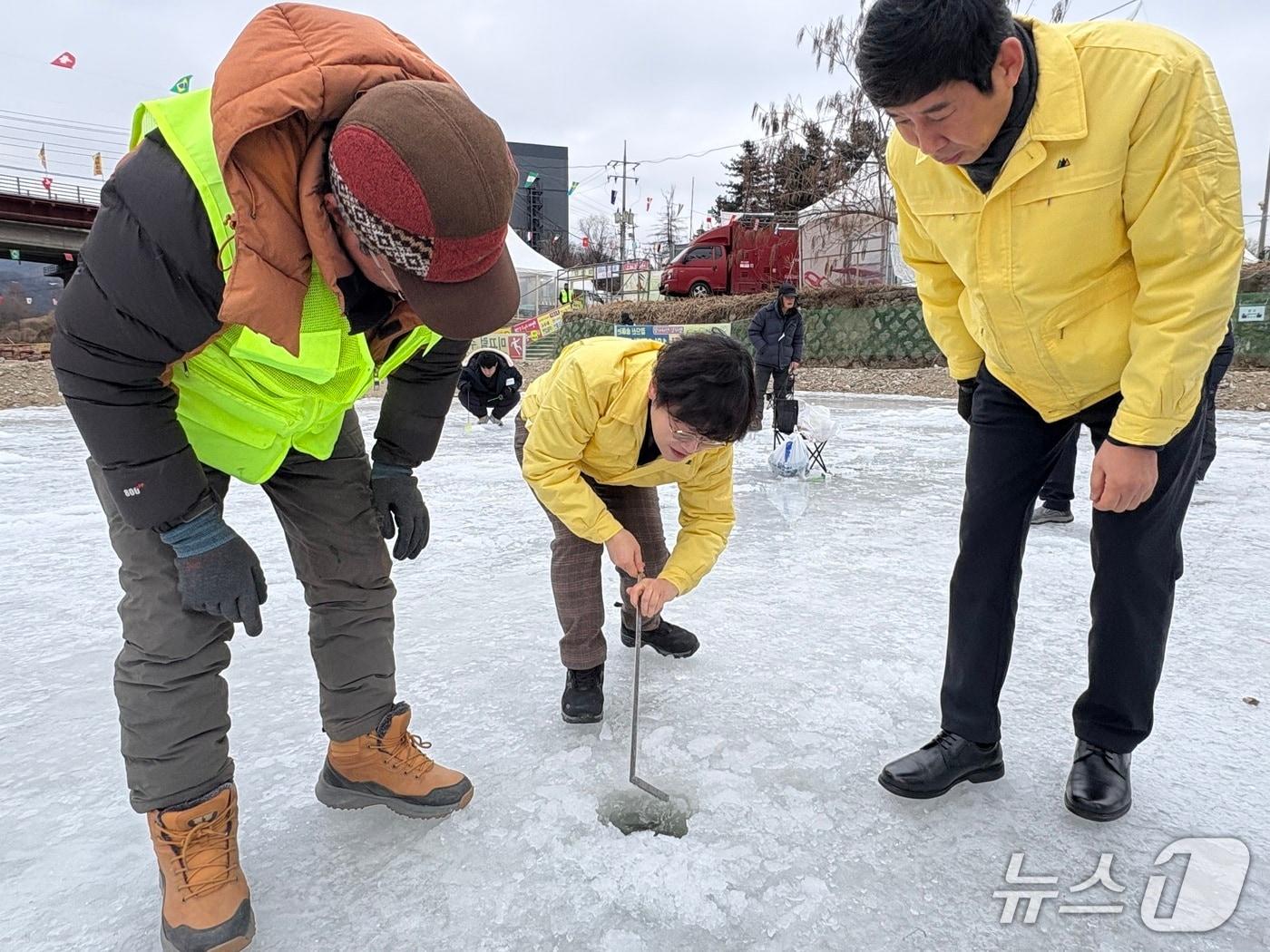 본문 이미지 -  김미사성 경기 가평군 부군수가 관내 겨울축제장에서 안전사고 예방을 위한 현장점검을 하고 있다.(가평군 제공. 재판매 및 DB 금지)/뉴스1