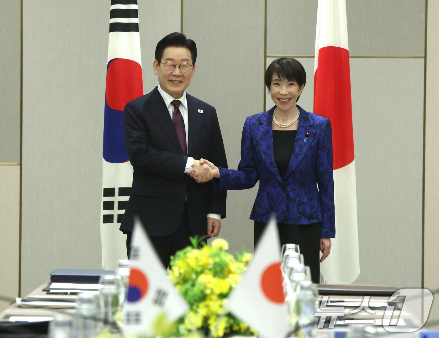 본문 이미지 - 이재명 대통령과 다카이치 사나에 일본 총리가 13일 일본 나라현 회담장에서 열린 확대 회담에 앞서 악수하고 있다. 2026.1.13/뉴스1 ⓒ News1 이재명 기자