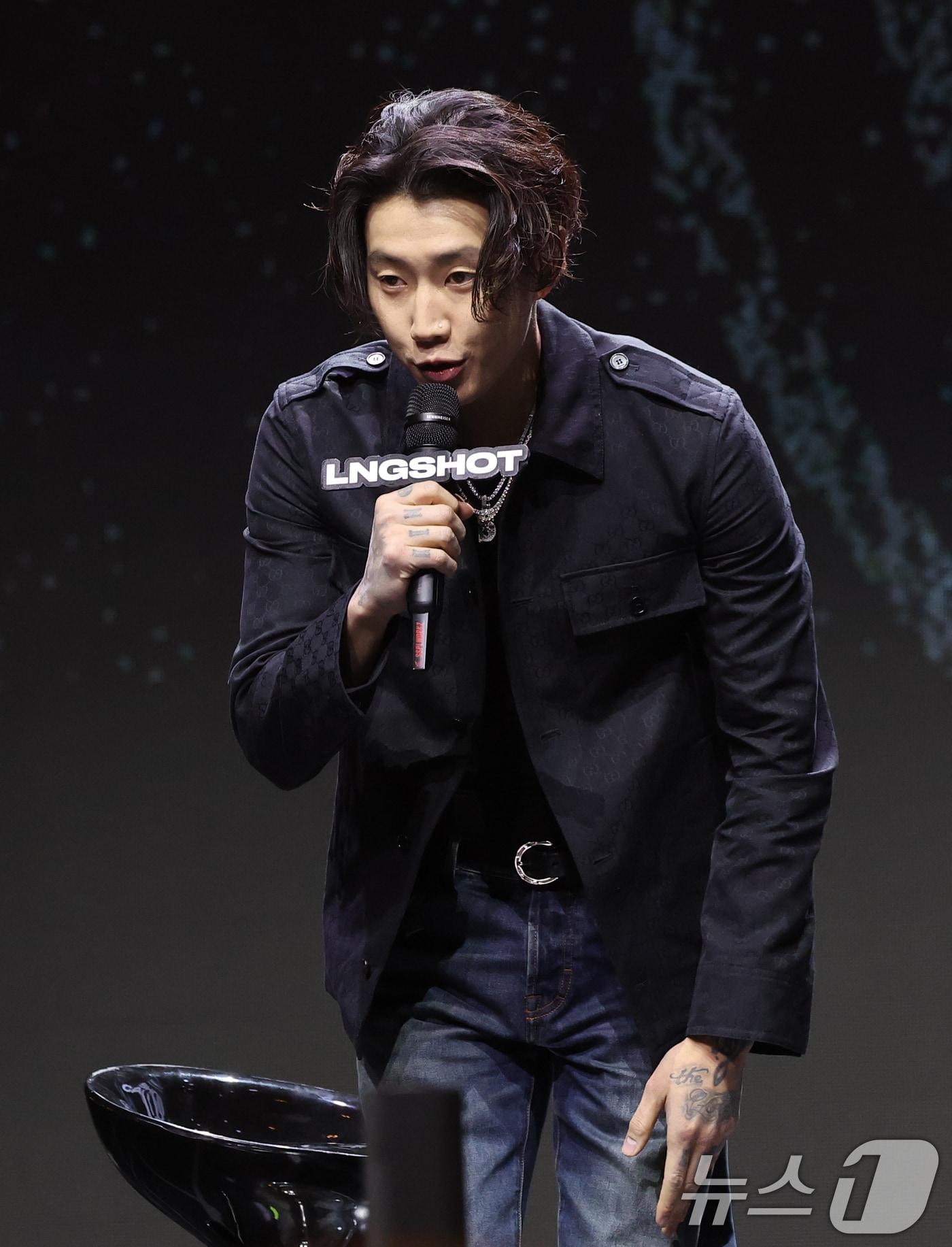 본문 이미지 - 가수 박재범이 13일 서울 영등포구 명화라이브홀에서 열린 롱샷 데뷔 EP '샷 콜러스'(SHOT CALLERS) 발매 쇼케이스에 참석해 인사를 하고 있다. 2026.1.13/뉴스1 ⓒ News1 권현진 기자