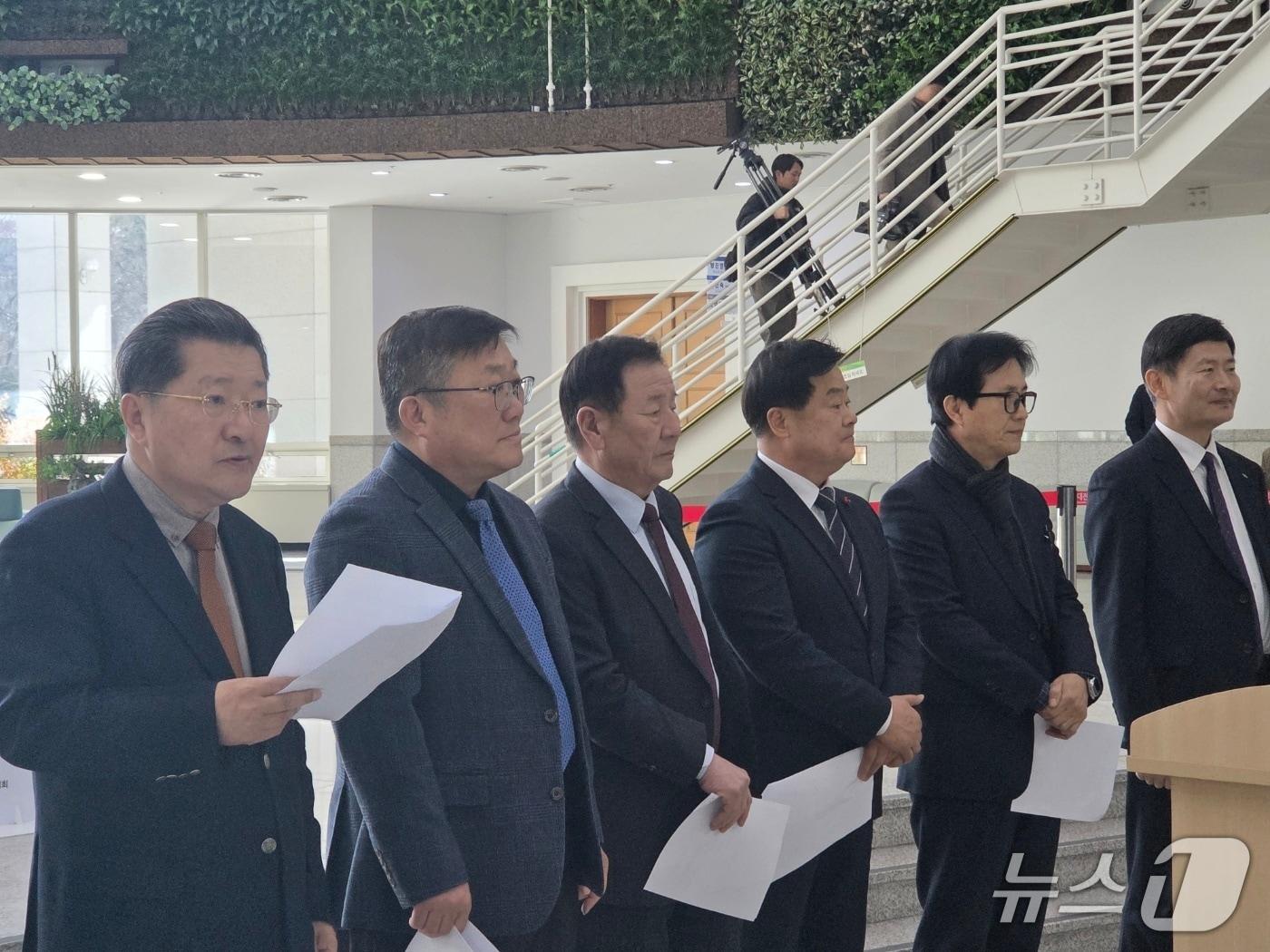 본문 이미지 - 대전·충남 교육감 출마예정자들이 13일 대전시의회에서 기자회견을 열고 행정통합 특별법에 복수 교육감제를 반영할 것을 촉구했다. 왼쪽부터 진동규 전 대전 유성구청장, 조기한 전 남대전고 교장, 이건표 희망교육포럼 대표, 이병도 충남민주교육혁신포럼 대표, 성광진 대전교육연구소장, 김영진 전 대전연구원장 ⓒ 뉴스1 김종서 기자