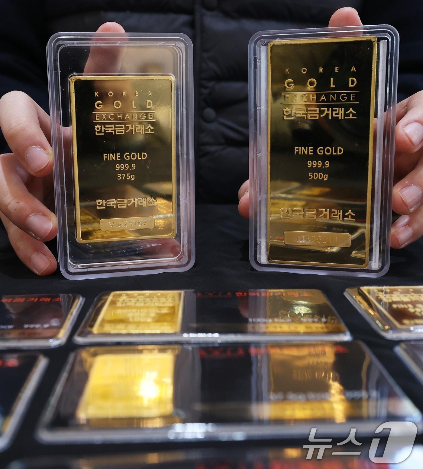 본문 이미지 - 13일 오후 서울 종로구 한국금거래소에 진열된 골드바. 2026.1.13/뉴스1 ⓒ News1 오대일 기자