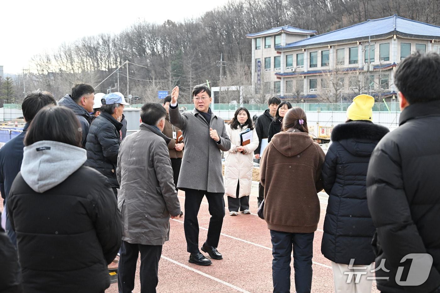 이민근 안산시장(가운데)이 월피체육문화센터의 부설주차장 확장 공사 현장을 방문했다.(안산시 제공)