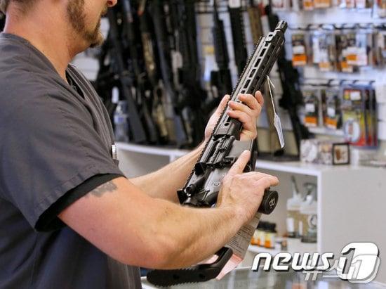 본문 이미지 - 관세청은 불법 총기류를 국내에서 제조·유통한 19명을 검거하는데 결정적 역할을 한 공무원(3명)에게 관세청장 표창을 수여했다. 사진은 총기류. (사진은 기사 내용과 무관함) / 뉴스1 ⓒ News1ⓒ 로이터=뉴스1