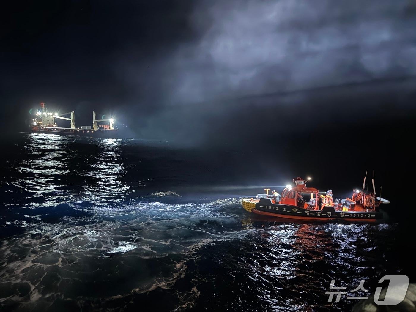 본문 이미지 - 울릉도 인근 해상에서 표류 중인 러시아 국적 화물선에 접근하는 해경 선박.(동해해경청 제공, 재판매 및 DB 금지) 2026.1.13/뉴스1