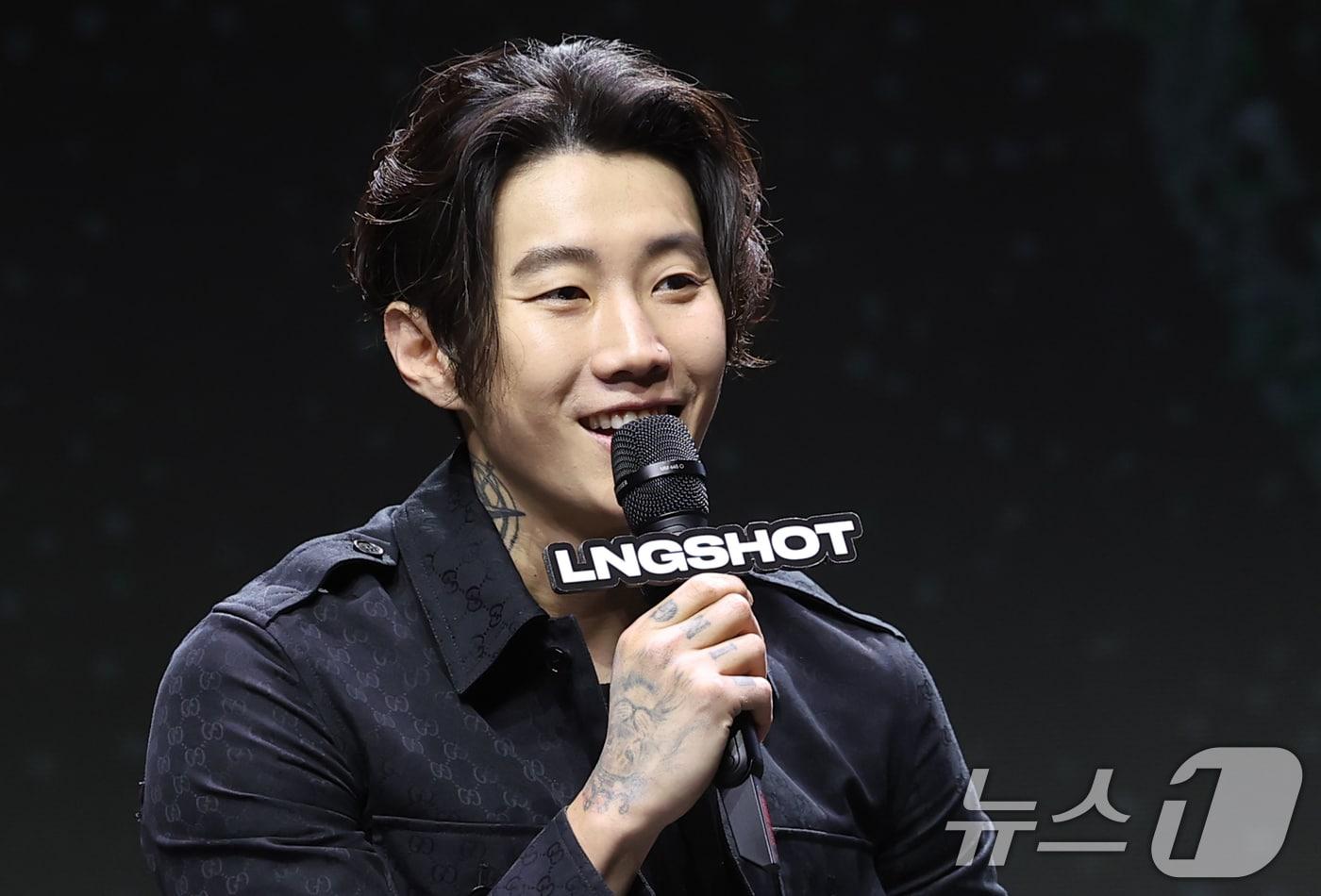 가수 박재범이 13일 서울 영등포구 명화라이브홀에서 열린 롱샷 데뷔 EP '샷 콜러스'(SHOT CALLERS) 발매 쇼케이스에 참석해 취재진 질문에 답하고 있다. 2026.1.13/뉴스1 ⓒ News1 권현진 기자