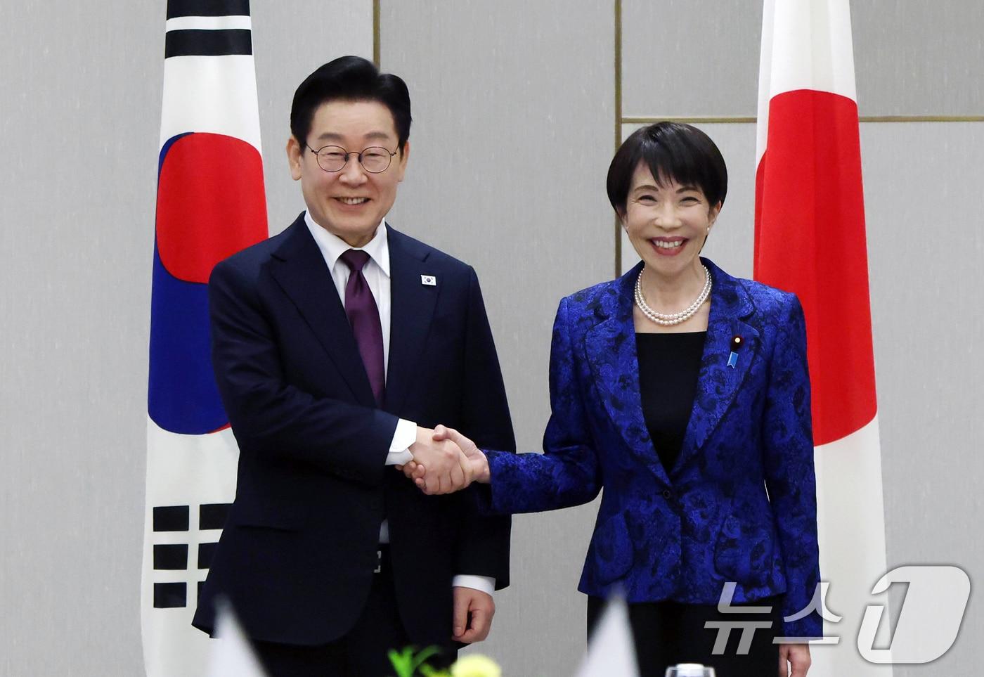 이재명 대통령과 다카이치 사나에 일본 총리가 13일 일본 나라현 회담장에서 열린 확대 회담에 앞서 악수하고 있다. 2026.1.13/뉴스1 ⓒ News1 이재명 기자