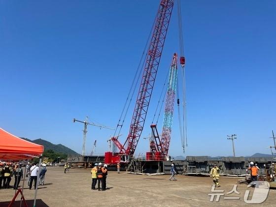 본문 이미지 - 지난 2024년 5월 9일 오전 8시 44분쯤 경남 고성군 동해면 금강중공업에서 121톤 선박 구조물이 1.5m 높이에서 무너져 하청 노동자 2명이 깔려 숨졌다. 사진은 사고 현장 모습.(경남소방본부 제공. 재판매 및 DB금지)