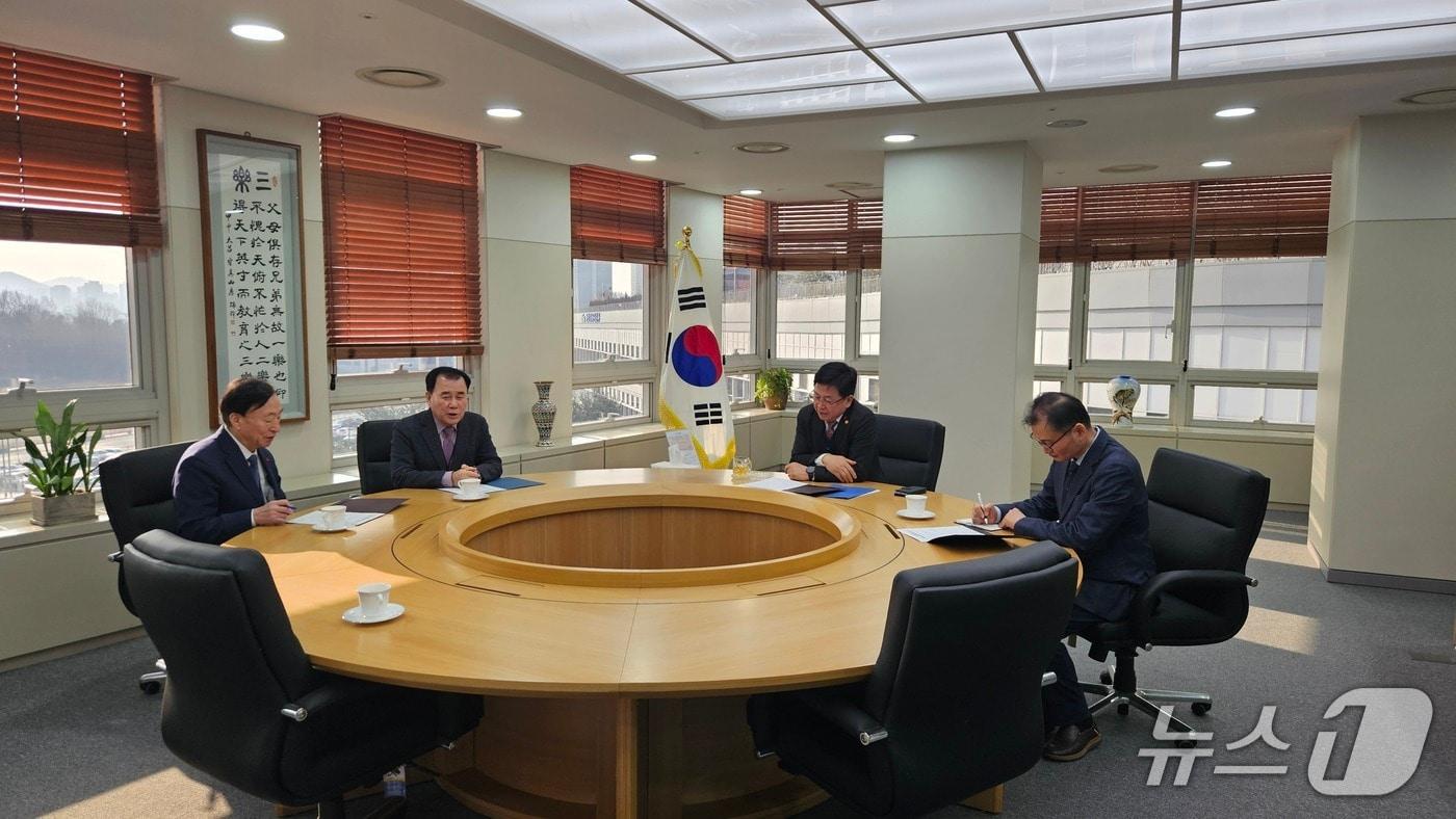 설동호 대전교육감(왼쪽)과 김지철 충남교육감(왼쪽 두 번째)이 13일 최교진 교육부장관(오른쪽 두 번째)과 면담을 갖고 행정통합 추진에 따른 교육분야 대응을 논의했다.(대전시교육청 제공) /뉴스1