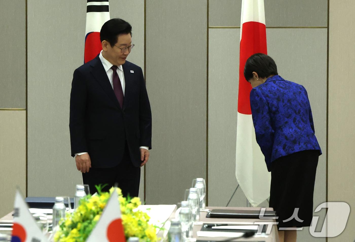 다카이치 사나에 일본 총리가 13일 일본 나라현 한일 정상회담장에서 이재명 대통령과 악수 후 자리로 향하기 전 국기에 예를 표하고 있다. 2026.1.13/뉴스1 ⓒ News1 이재명 기자
