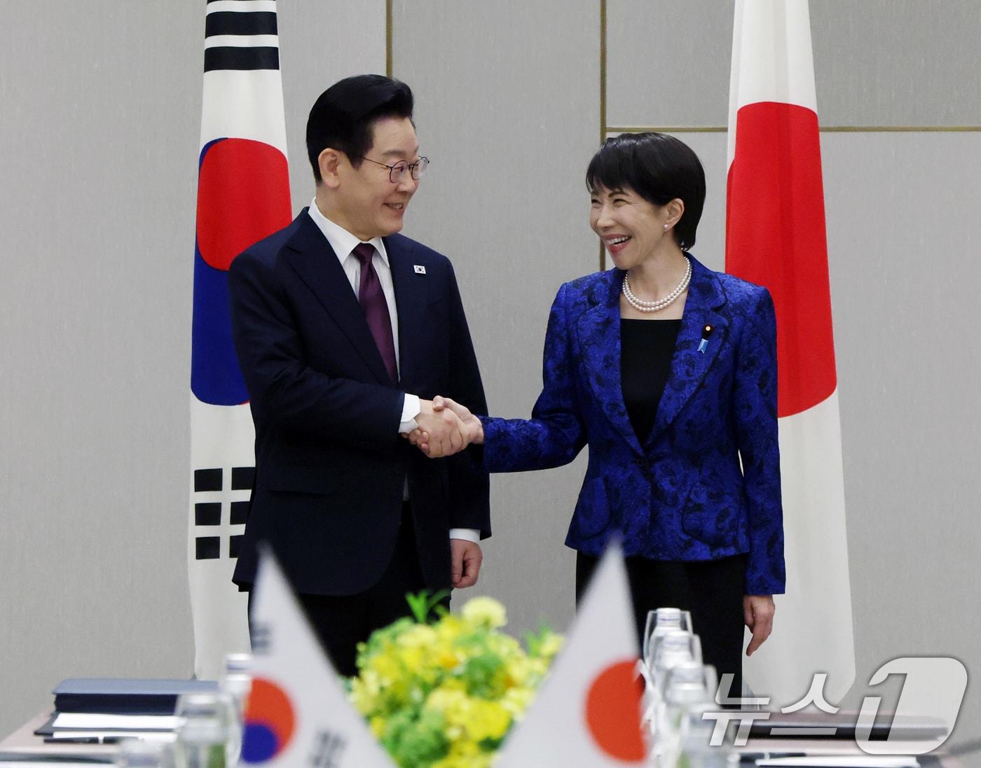 본문 이미지 - 이재명 대통령과 다카이치 사나에 일본 총리가 13일 일본 나라현 회담장에서 열린 확대 회담에 앞서 악수하고 있다. 2026.1.13/뉴스1 ⓒ News1 이재명 기자