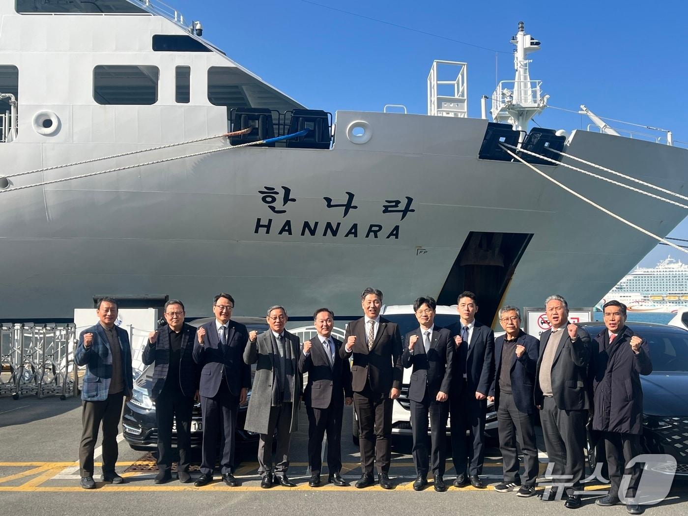 본문 이미지 - 업무협약 참석자들이 한국해양대 실습선 한나라 호 앞에서 기념촬영을 하는 모습 (해양대 제공. 재판매 및 DB금지)