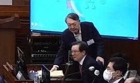 본문 이미지 - 윤석열 전 대통령이 13일 서울 서초구 서울중앙지방법원에서 열린 내란 우두머리 혐의 2차 결심공판에 출석해 자리에 착석하고 있다. (서울중앙지방법원 제공 영상 캡쳐. 재판매 및 DB 금지) 2026.1.13 ⓒ 뉴스1