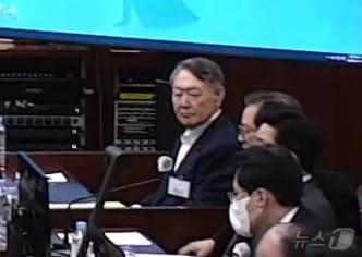 본문 이미지 - 윤석열 전 대통령이 13일 서울 서초구 서울중앙지방법원에서 열린 내란 우두머리 혐의 2차 결심공판에 출석해 자리에 앉아 있다. (서울중앙지방법원 제공 영상 캡쳐. 재판매 및 DB 금지) 2026.1.13/뉴스1