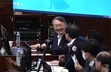 본문 이미지 - 윤석열 전 대통령이 13일 서울 서초구 서울중앙지방법원에서 열린 내란 우두머리 혐의 2차 결심공판에 출석해 변호인과 대화를 나누며 미소를 짓고 있다. (서울중앙지방법원 제공 영상 캡쳐. 재판매 및 DB 금지) 2026.1.13/뉴스1