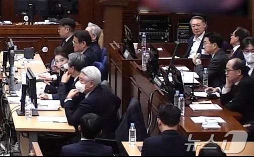 본문 이미지 - 윤석열 전 대통령이 13일 서울 서초구 서울중앙지방법원에서 열린 내란 우두머리 혐의 2차 결심공판에 출석해 자리에 앉아있다. (서울중앙지방법원 제공 영상 캡쳐. 재판매 및 DB 금지) 2026.1.13/뉴스1