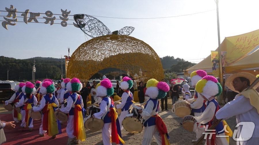 본문 이미지 - 고흥유자축제에서 생산 농가가 직접 참여해 '유자농가 마을 길놀이' 퍼포먼스를 펼치고 있다. (고흥군 제공. 재판매 및 DB금지)