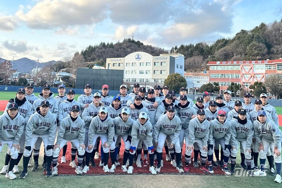 본문 이미지 - NC 다이노스가 지난 12일 연고 지역 아마추어 야구 발전과 선수들의 소속감 고취를 위해 19개 중·고등학교 야구팀에 후드티셔츠 748벌을 전달했다.(NC 다이노스 제공)