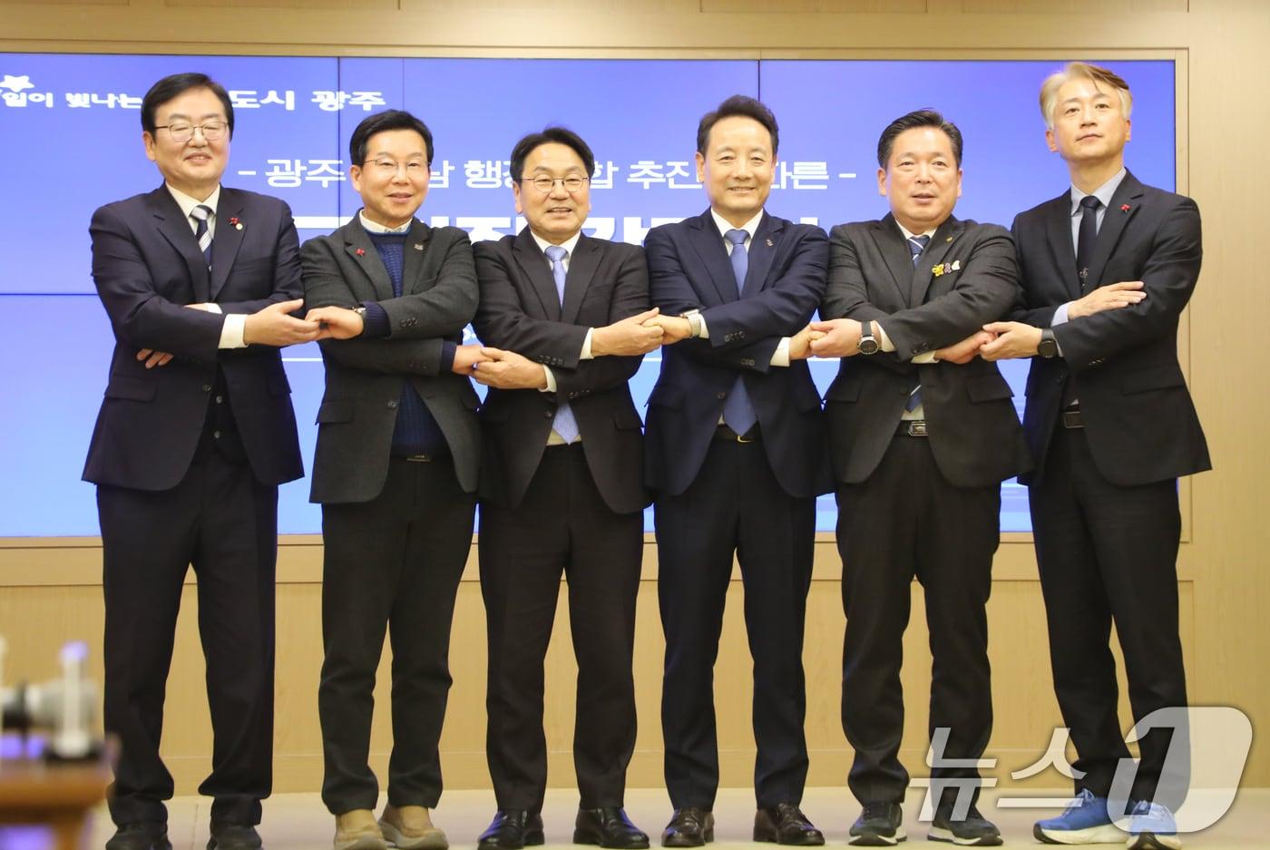 강기정 광주시장이 13일 광주시 시청에서 광주 5개 구청장과 함께 광주·전남 행정통합을 위해 공동 서명한 뒤 기념촬영하고 있다. 2026.1.13/뉴스1 ⓒ News1 이수민 기자