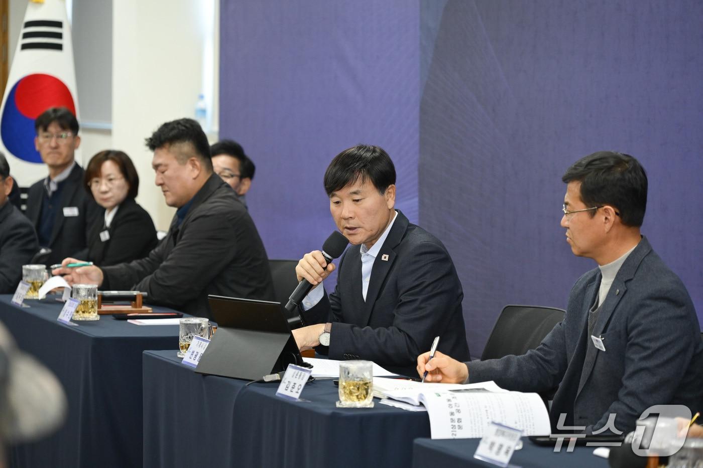 13일 경남 거제시 상문동주민센터에서 열린 시민공감 간담회에서 발언하고 있는 변광용 시장.(거제시 제공. 재판매 및 DB금지)