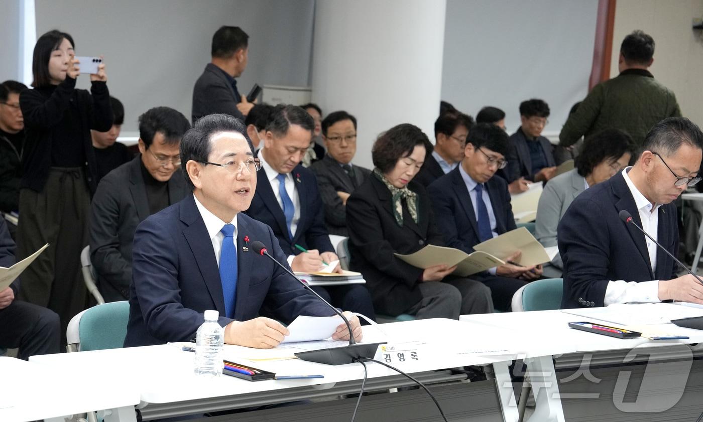 본문 이미지 - 김영록 전라남도지사가 13일 오후 전남도의회 초의실에서 열린 ‘광주·전남 행정통합’ 전남도의회-집행부 간담회에서 의원들의 질문에 답변을 하고 있다.(전남도 제공. 재판매 및 DB금지) 2026.1.13/뉴스1 ⓒ News1