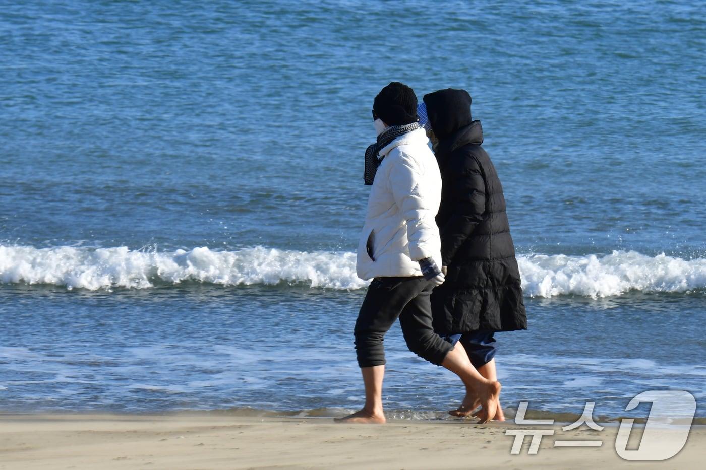 13일 오후 경북 포항시 북구 영일대해수욕장 백사장에서 시민들이 영하의 날씨에도 불구하고 맨발걷기를 하고 있다. 2026.1.13/뉴스1 ⓒ News1 최창호 기자