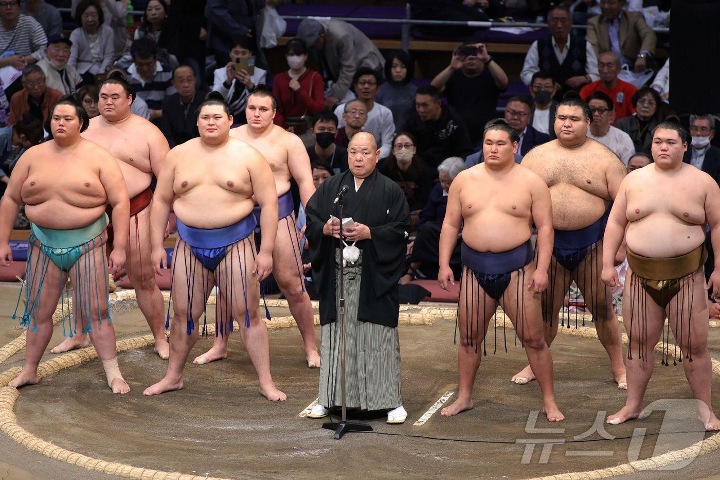 일본 후쿠오카에서 열린 일본 프로 스모 규슈대회 첫날, 일본스모협회 회장이 연설하는 모습. 2025년 11월 9일 촬영된 사진. 2025.11.09.ⓒ AFP=뉴스1