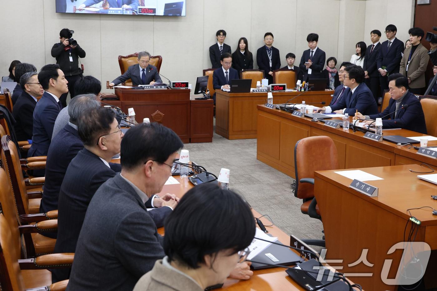 송기헌 위원장이 13일 서울 여의도 국회에서 열린 정치개혁특별위원회 전체회의에서 의사봉을 두드리고 있다. 2026.1.13/뉴스1 ⓒ News1 신웅수 기자