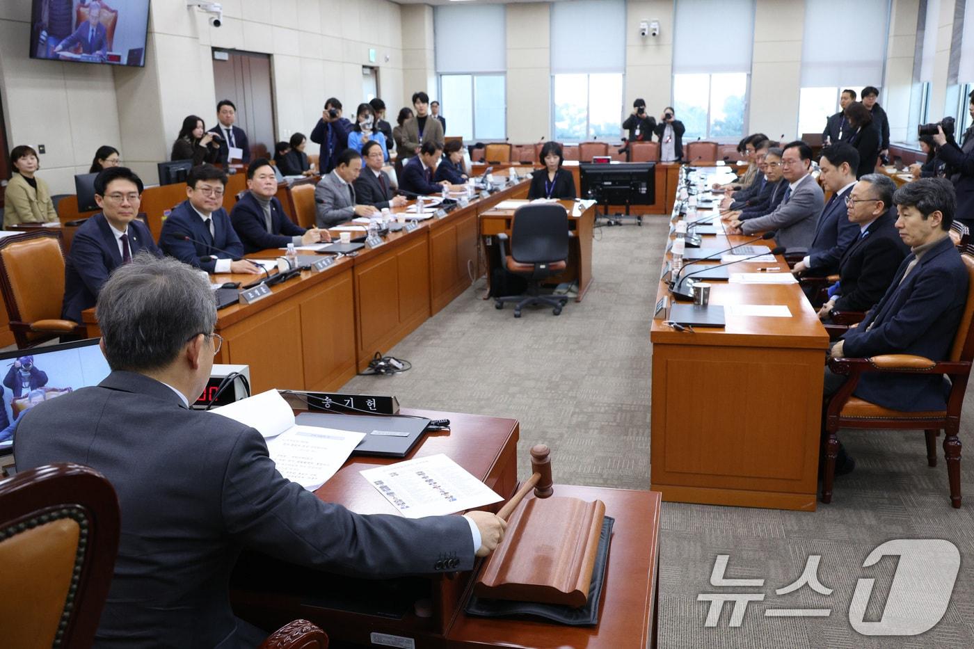 본문 이미지 - 송기헌 위원장이 13일 서울 여의도 국회에서 열린 정치개혁특별위원회 전체회의에서 의사봉을 두드리고 있다. 2026.1.13/뉴스1 ⓒ News1 신웅수 기자