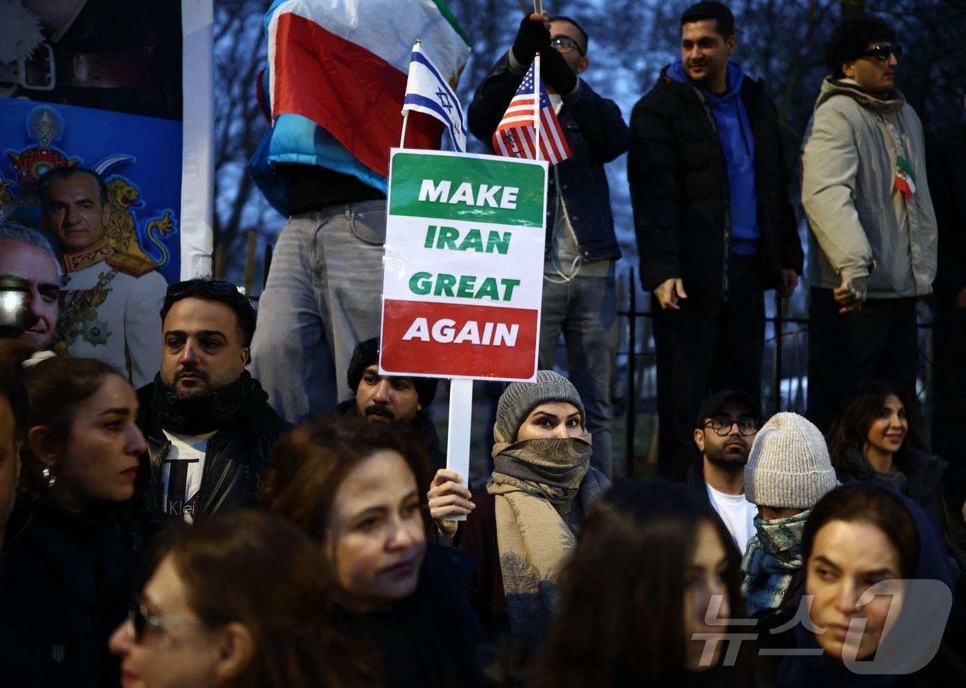 12일(현지시간) 영국 런던 중심부에 위치한 이란 대사관 앞에서 이란 정권 반대 시위대가 이란 국기를 흔들고 있다. 2026.01.12. ⓒ AFP=뉴스1 ⓒ News1 이정환 기자