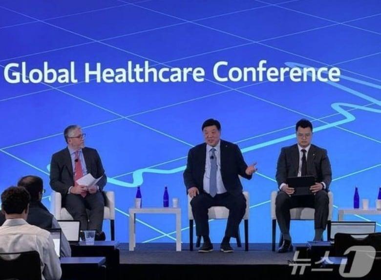 본문 이미지 - 서정진 셀트리온그룹 회장(가운데)과 서진석 셀트리온 경영사업부 대표이사(오른쪽)가 '22회 모건스탠리 글로벌 헬스케어 콘퍼런스'에서 발표를 하고 있다.(셀트리온 제공) 